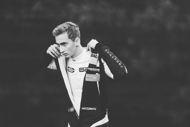 Cha của nam VĐV là Đại Công tước Áo Karl von Habsburg. Ông nội anh là Otto von Habsburg, thái tử cuối cùng của Đế quốc Áo-Hung. Tuy nhiên khi Áo chuyển sang chế độ Cộng hòa, các danh hiệu hoàng tộc đã bị bãi bỏ từ năm 1918.