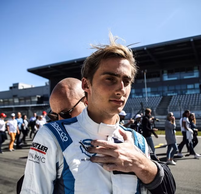 Anh chàng 23 tuổi từng góp mặt trong nhiều giải đấu như Deutsche Tourenwagen Masters (DTM), Macau Grand Prix 2017, FIA Formula 3 European Championship... Năm 2017, anh có bước tiến lên Giải Vô địch F3 FIA European.