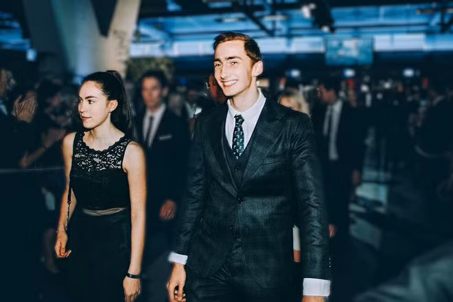 Tại trang cá nhân, tay đua trẻ thường xuyên đăng hình ảnh mạnh mẽ khi tham gia các cuộc đua hay lịch lãm lúc xuất hiện ở sự kiện.