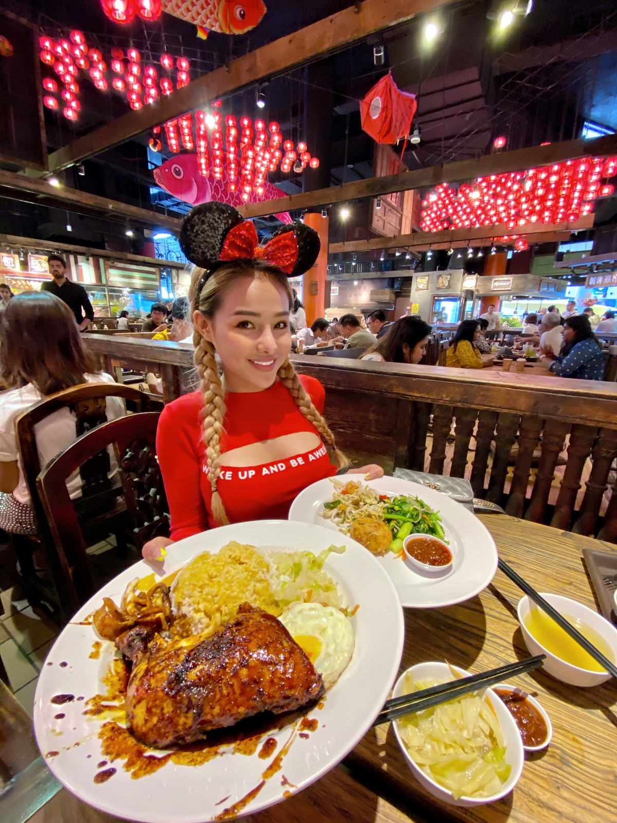 Ngân 98 từng có nhiều phát ngôn gây sốc, năm lần bảy lượt bị nghi lộ clip nóng và có mối tình tai tiếng với nam ca sĩ Lương Bằng Quang. Chính bởi vậy, cộng đồng mạng hiện đã "phát ngán" với những scandal của hot girl đầy thị phi này.