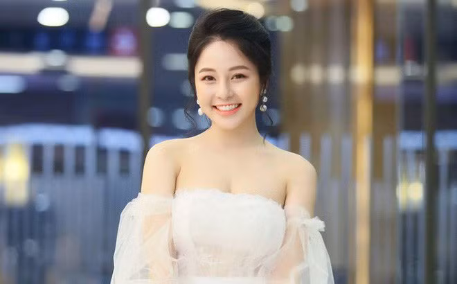 Trước khi Ngân 98 lộ clip nóng, hai hot girl khác cũng dính phải scandal tương tự là Trâm Anh và Phi Huyền Trang. Việc này đã khiến công việc của cả hai điêu đứng, buộc phải biến mất khỏi showbiz một thời gian.