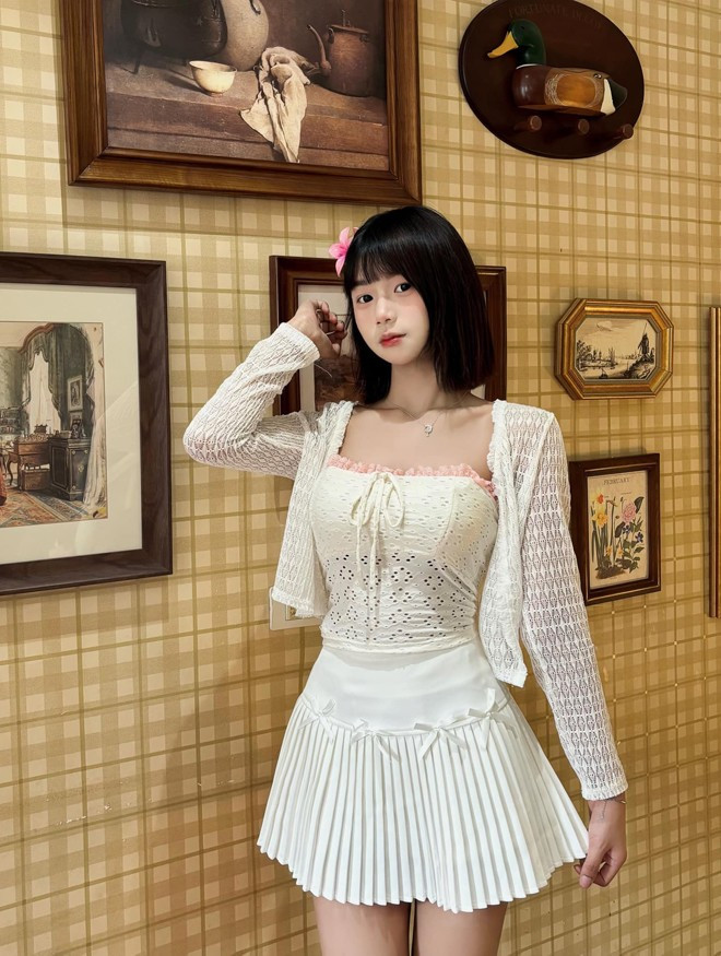 Hiện tại, cô nàng ngày càng xinh đẹp, thần thái cũng tươi tắn, rạng rỡ hơn.