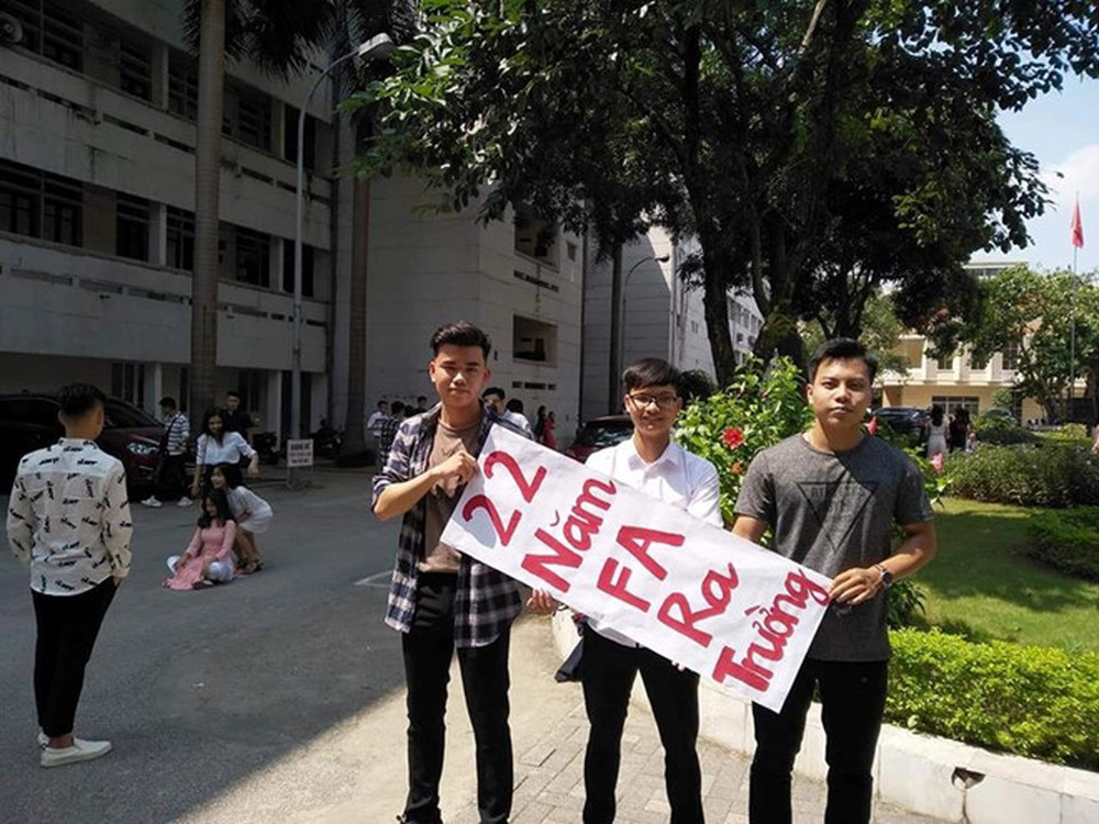 Không chỉ có cánh nữ sinh, một số nam sinh cũng ra trường với thành tích đính kèm là 22 năm chưa từng yêu một ai.