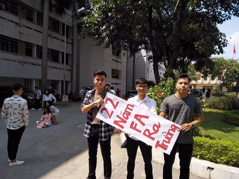 Không chỉ có cánh nữ sinh, một số nam sinh cũng ra trường với thành tích đính kèm là 22 năm chưa từng yêu một ai.