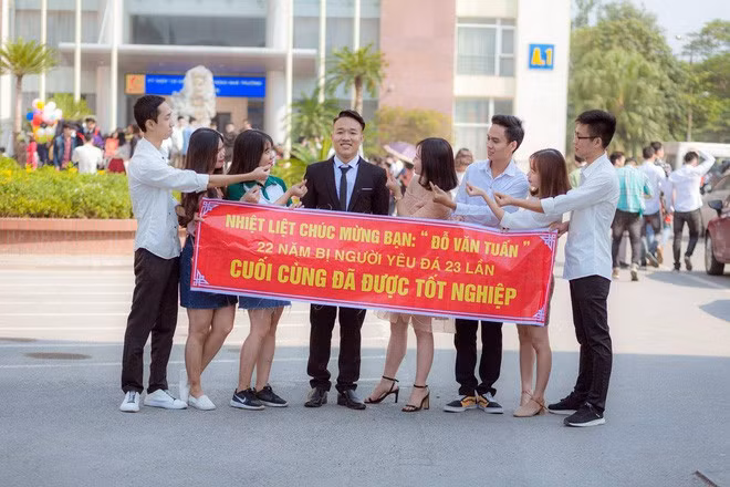 Nhưng những món quà này là rất nhiều công sức của hội bạn thân và cuối cùng họ cũng chỉ mong người bạn của mình sớm có người yêu để niềm vui trọn vẹn hơn mà thôi. - Ảnh: Đỗ Văn Tuấn.