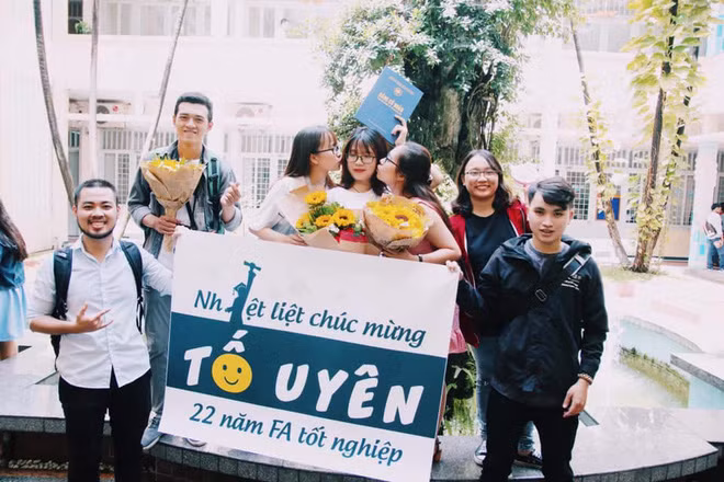 Ra trường đúng hạn thì vui đấy nhưng nhận được lời chúc thế này thì cũng chẳng biết nên khóc hay cười. - Ảnh: Tố Uyên.