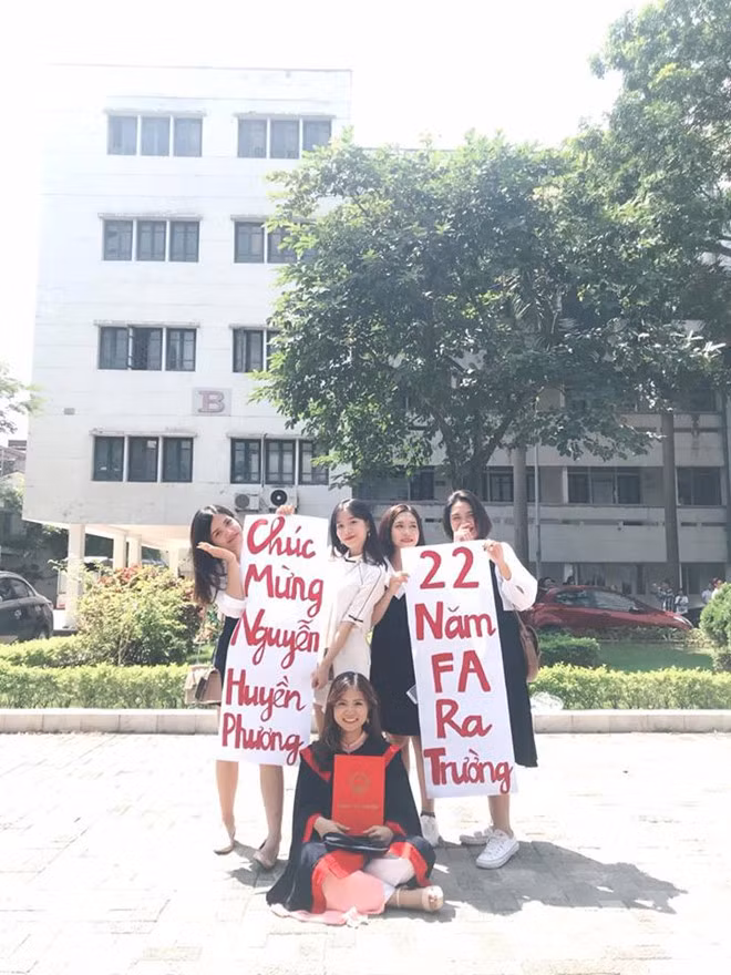 4 cô bạn thân có lẽ đã dành ra khá nhiều công sức để làm một bảng “câu đối” với 2 bảng giấy trắng ghi chữ mực đỏ rất ấn tượng. Ảnh: Huyền Phương