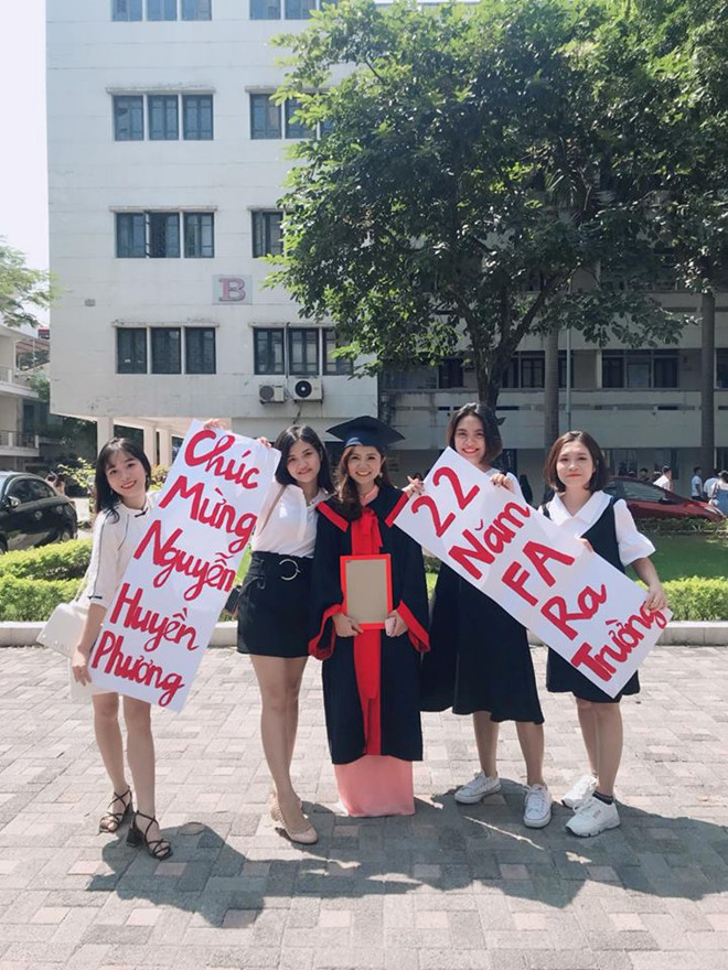 Trước đó, cô bạn có tên Huyền Phương tốt nghiệp ĐH Ngoại thương trong bối cảnh suốt 22 năm đều sống kiếp ế bền vững cũng đã trở thành chủ đề trêu đùa của các cô bạn thân. - Ảnh: Huyền Phương