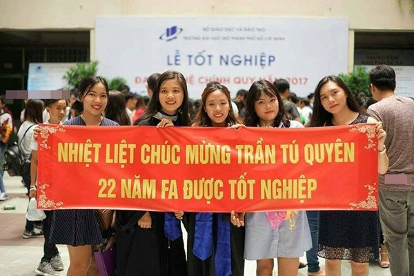Cùng chung cảnh ngộ, nữ sinh Trần Tú Quyên từng khiến dân mạng xôn xao vì được bạn thân chúc mừng một cách thật đặc biệt vào ngày lễ tốt nghiệp. - Ảnh: Tú Quyên
