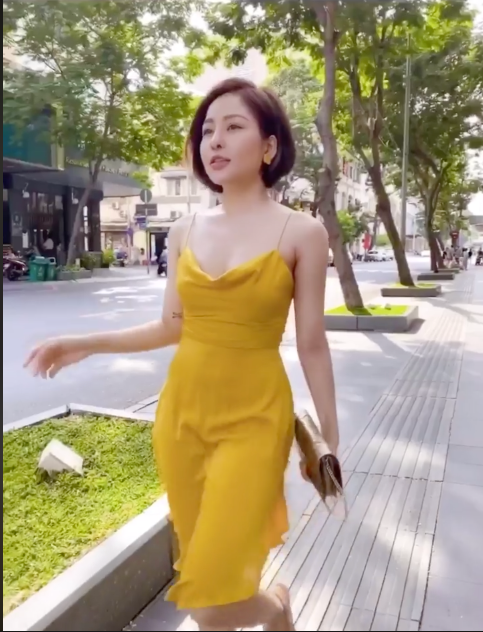 Rất nhanh sau đó, clip trên đã thu hút vài nghìn lượt tương tác. Rất nhiều người hâm mộ khen ngợi nhan sắc của Trâm Anh ngày càng mặn mà, trong số đó, không ít kẻ nhắc lại scandal của cô nàng vào năm 2019.