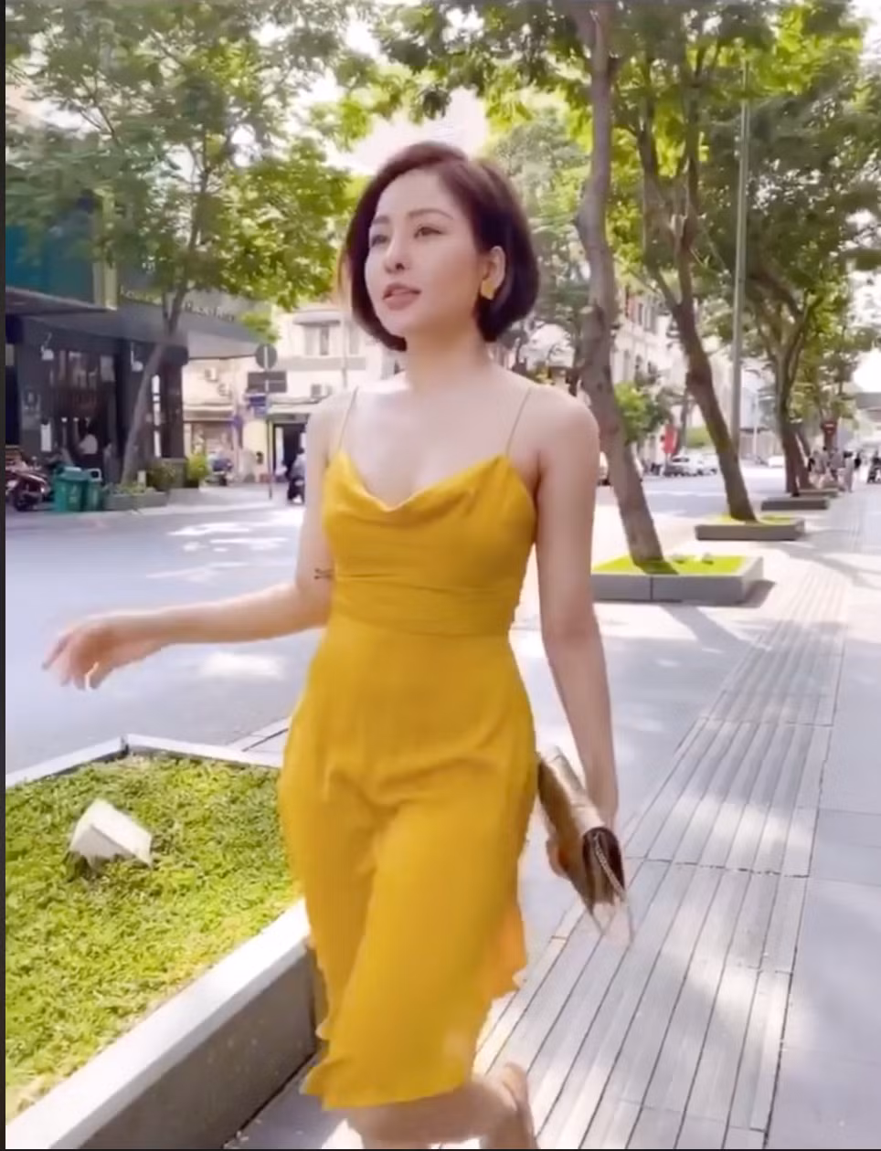 Rất nhanh sau đó, clip trên đã thu hút vài nghìn lượt tương tác. Rất nhiều người hâm mộ khen ngợi nhan sắc của Trâm Anh ngày càng mặn mà, trong số đó, không ít kẻ nhắc lại scandal của cô nàng vào năm 2019.