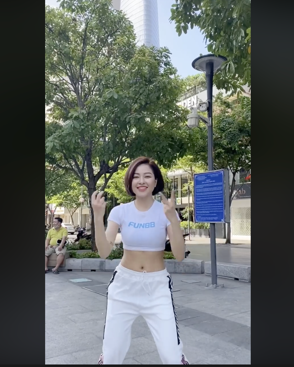 Bên cạnh đó, nhiều người phát hiện ra rằng Trâm Anh không hề sử dụng khẩu trang mặc dù dịch COVID-19 vẫn đang là nỗi sợ hãi của cộng đồng. "Đi chơi mà không đeo khẩu trang vào à? Có ý thức tí đi", "Không biết là bỏ khẩu trang ra để quay clip hay là không dùng luôn nhưng dù sao vẫn không chấp nhận được".