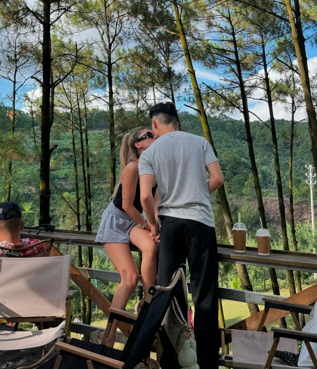 Chỉ mới khoảng 1 tháng kể từ ngày vướng vào những ồn ào, phải ẩn hết bài viết, mới đây Phạm Như Phương đã "trở lại" khi đăng tải những khoảnh khắc tình cảm bên bạn trai.