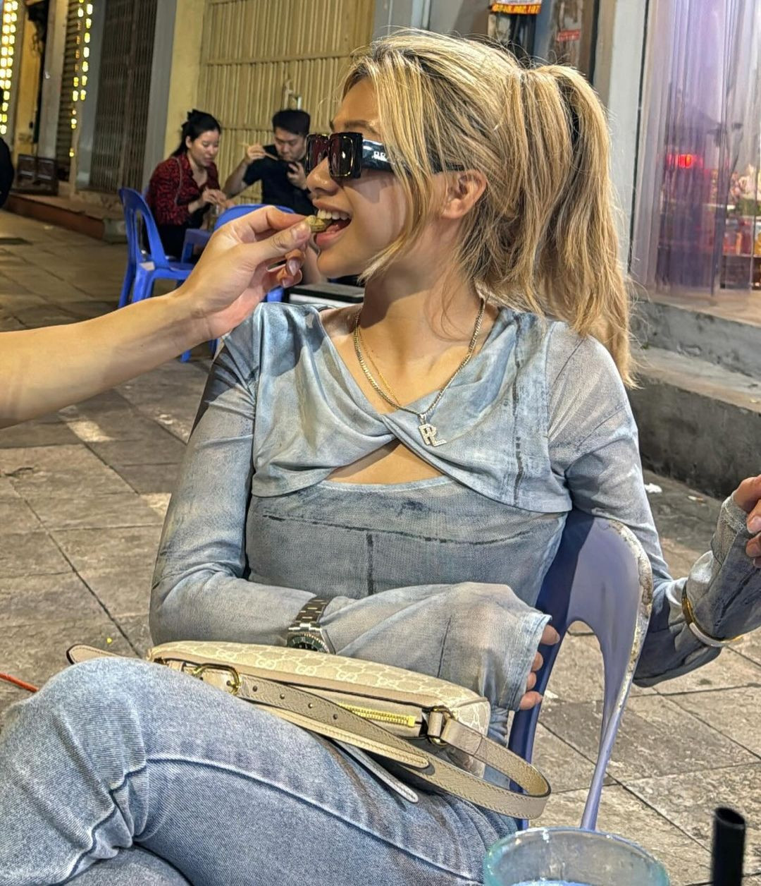 Tuy nhiên, bài viết của cô nàng đã khóa phần bình luận. Cách đây ít hôm, cô nàng cũng chia sẻ video lên kênh thông báo của trang cá nhân với thông điệp "Biết ơn vì mọi người ở lại đây vì chúng tui".