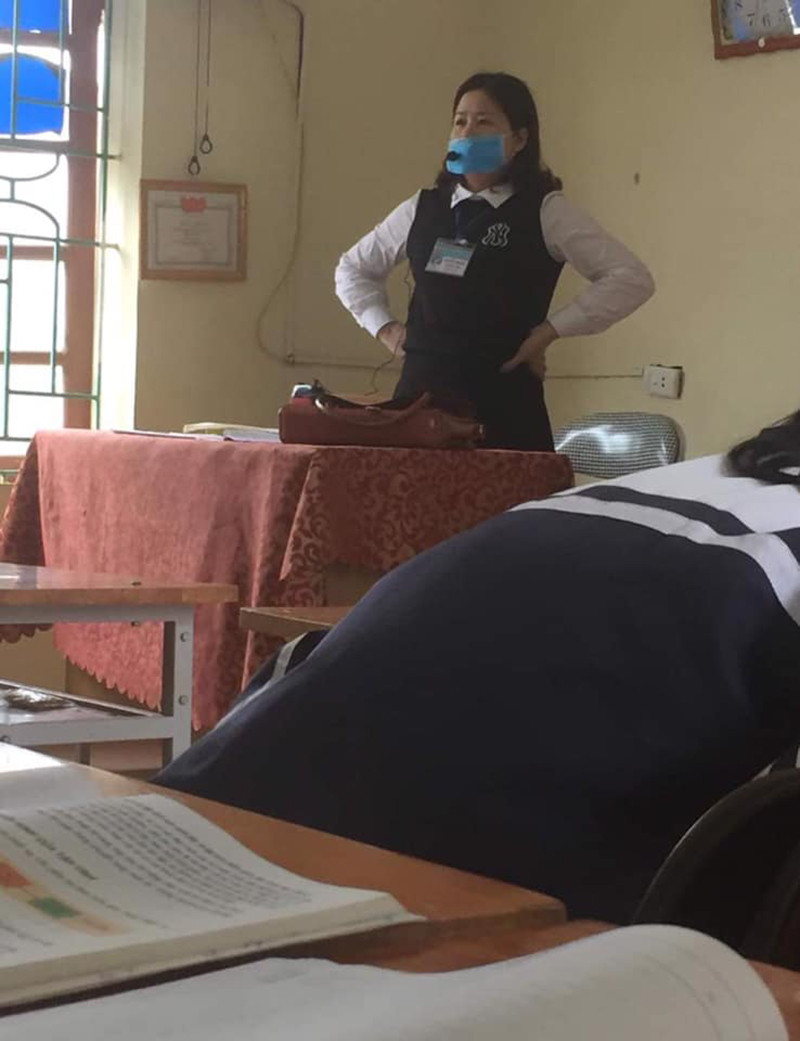 Mặc dù đeo khẩu trang khiến việc giảng dạy của giáo viên khó khăn hơn thế nhưng ở thời điểm hiện tại, phòng dịch corona lây lan vẫn là quan trọng nhất.