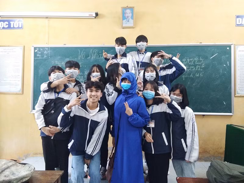 Những ngày vừa qua, nhiều học sinh tại Việt Nam được cho nghỉ học để phòng dịch corona lây lan, bên cạnh đó, nhiều ngôi trường vẫn đi học bình thường. Để phòng dịch, cô trò đi học đều sử dụng khẩu trang kín mít.