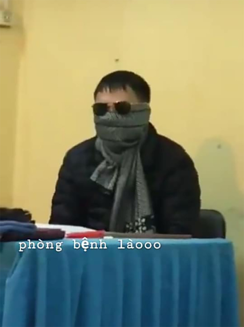 Không có khẩu trang thì thầy dùng luôn áo khoác để phòng bệnh dịch lây lan. Đeo luôn cả kính râm để tránh virus xâm nhập. "Thầy đáng yêu quá", "Ai không biết lại tưởng đây cũng là thầy, nhưng là thầy bói" - Cộng đồng mạng hài hước bình luận .