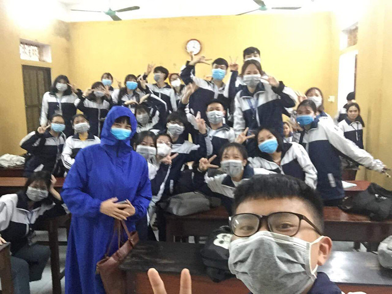 Học sinh tại trường THPT Nam Trực (Nam Định) vui vẻ check in giữa đại dịch corona. Theo đó ai đến lớp cũng trang bị khẩu trang kín mít, đeo cả lúc học lẫn lúc chơi.