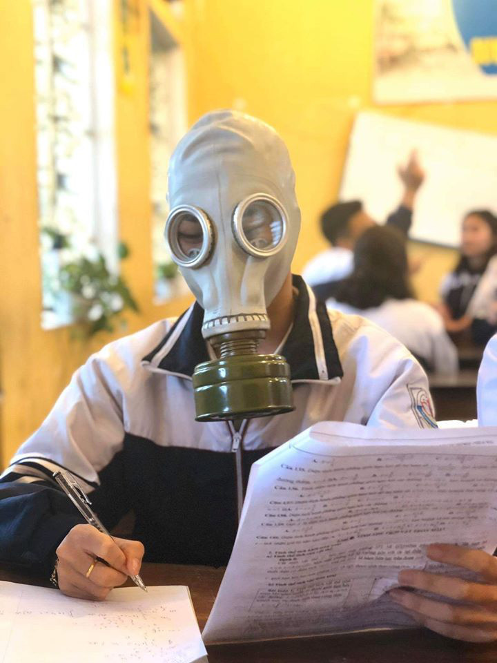 Đeo mặt nạ chống độc để giữ an toàn tuyệt đối, nói không với các thể loại virus. Xem thêm clip: "Không bi quan nhưng không chủ quan khi chống dịch Corona" | VTC Now - Nguồn: Youtube