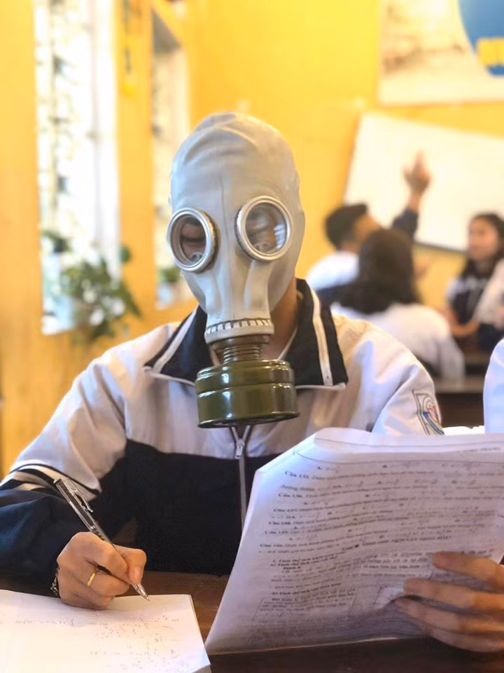 Đeo mặt nạ chống độc để giữ an toàn tuyệt đối, nói không với các thể loại virus. Xem thêm clip: "Không bi quan nhưng không chủ quan khi chống dịch Corona" | VTC Now - Nguồn: Youtube