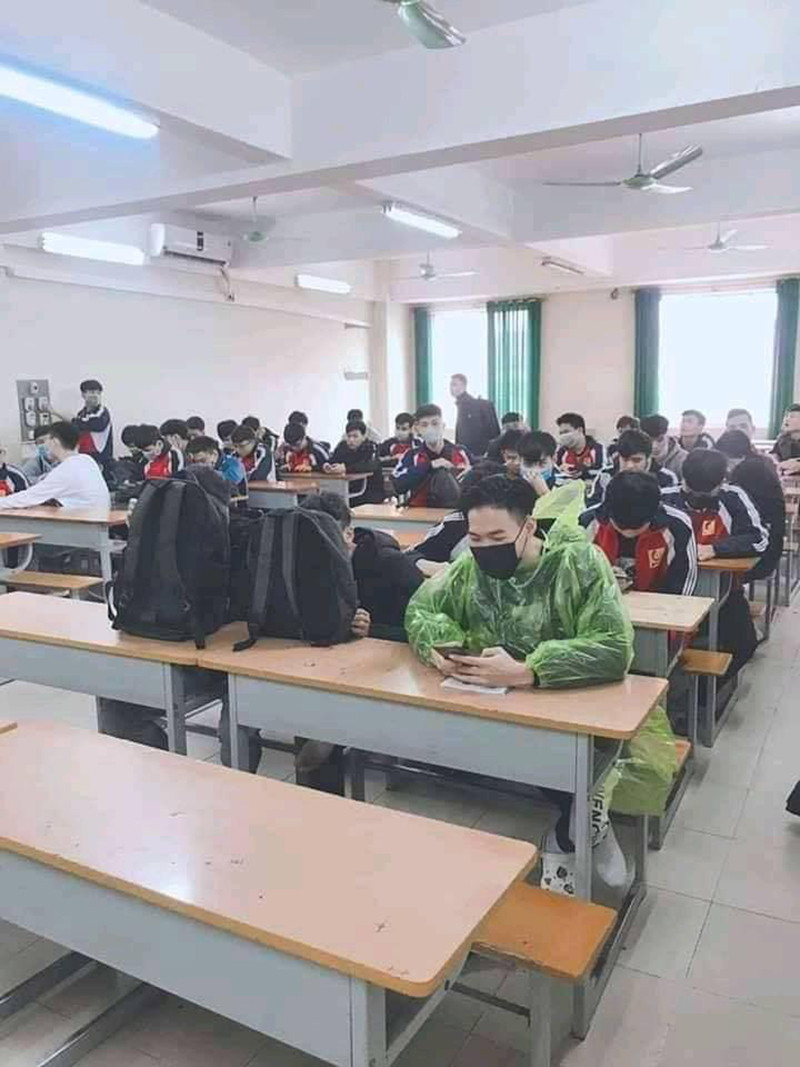 Mặc quần áo bình thường không đủ an toàn nên mặc cả áo mưa vào lớp.