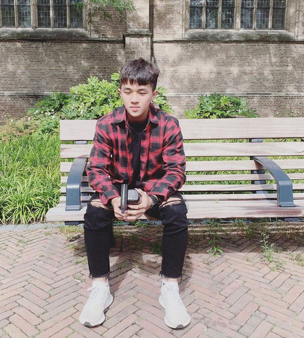 Chàng cầu thủ của U19 Việt Nam cũng là người sống tình cảm. Khôi thường xuyên bày tỏ tình yêu đối với mẹ trên mạng xã hội.