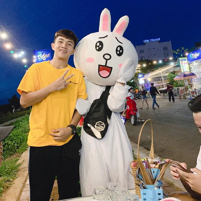 Bên cạnh việc có kỹ năng chơi bóng tốt, Thanh Khôi còn sở hữu vẻ ngoài điểm trai. Khuôn mặt "búng ra sữa" của chàng cầu thủ 18 tuổi chiếm được cảm tình của nhiều fan nữ.