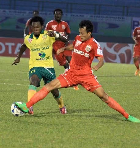 Trước khi trận đấu giữa B. Bình Dương và Đồng Tháp diễn ra, có nhiều người đã nhận xét rằng đương kim vô địch B. Bình Dương sẽ có một trận đấu dễ dàng và sẽ có một chiến thắng đậm. Quả nhiên đúng như vậy, đương kim vô địch đã có màn chạy đà không thể tốt hơn với chiến thắng 6-1 trước tân binh Đồng Tháp.