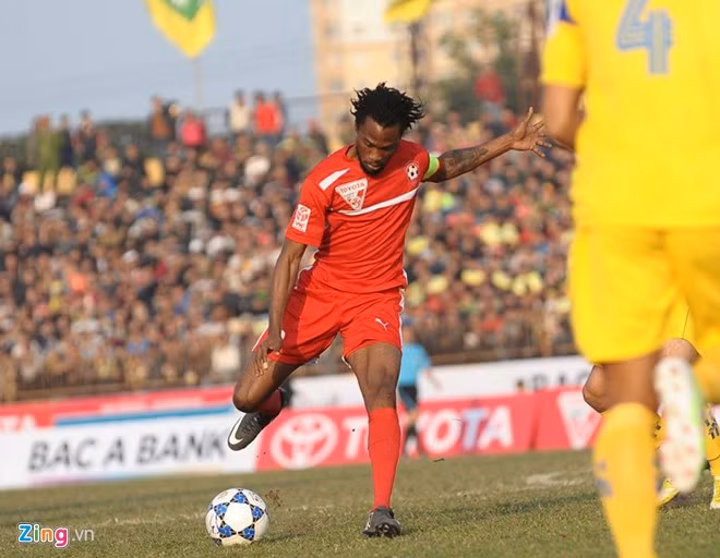 Được cảnh báo sẽ gặp nhiều khó khăn trong mùa giải mới bởi với nguồn kinh phí hạn hẹp, đội bóng xứ Nghệ đành chấp nhận để tiền đạo chủ lực Lê Công Vinh, cùng "linh hồn của đội bóng" HLV Nguyễn Hữu Thắng chia tay sân Vinh. Tất nhiên tân HLV Ngô Quang Trường không thể tậu thêm cầu thủ chất lượng nào, HLV này chỉ có 26 cầu thủ người Nghệ An cùng 2 ngoại binh Bosma và Adu trong tay.