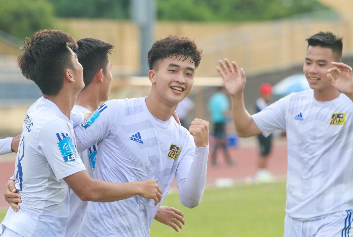 Tại giải vô địch U19 Quốc gia năm 2017, Trần Danh Trung từng đạt danh hiệu Vua phá lưới. Danh Trung gây ấn tượng bởi lối chơi khá hiện đại, khả năng di chuyển không bóng khôn ngoan và phá bẫy việt vị nhạy bén và lăn xả trên sân.