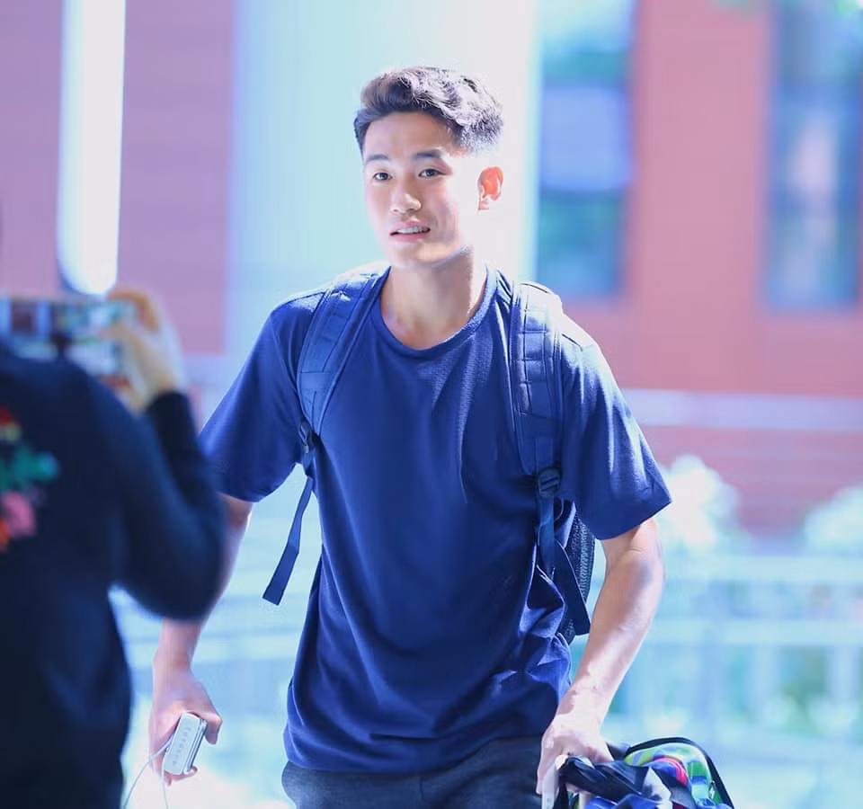 Tấn Sinh là cầu thủ khá kín tiếng trên mạng xã hội. Anh chàng không chia sẻ quá nhiều ảnh hay trạng thái trên trang cá nhân. Hiện, "hot boy cầu thủ" đã có bạn gái cùng quê Tam Kỳ, Quảng Nam.