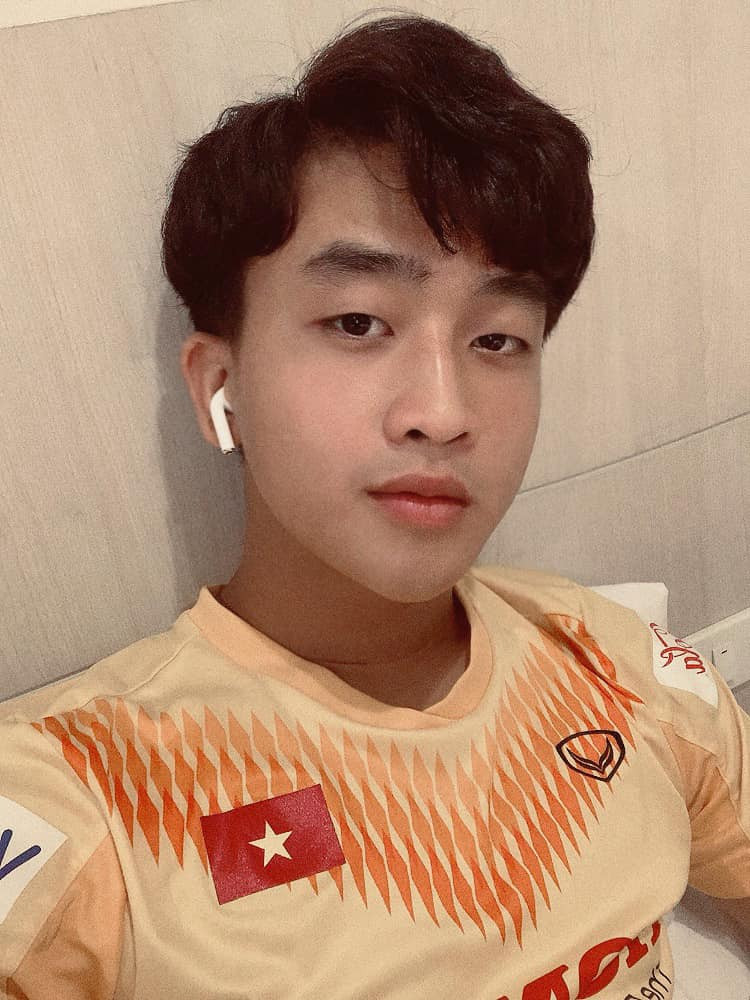 Bên cạnh chiều cao 1m75, Danh Trung gây ấn tượng bởi đôi mắt hí, mái tóc xoăn và nụ cười cực duyên với răng khểnh.