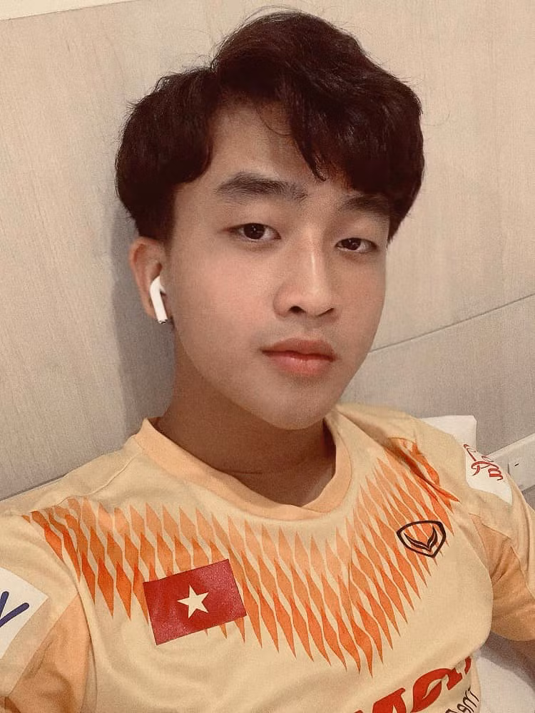 Bên cạnh chiều cao 1m75, Danh Trung gây ấn tượng bởi đôi mắt hí, mái tóc xoăn và nụ cười cực duyên với răng khểnh.