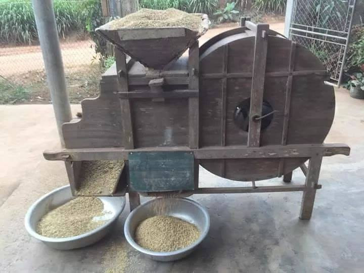 Chiếc máy tuốt lúa được làm từ gỗ.