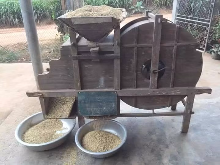 Chiếc máy tuốt lúa được làm từ gỗ.