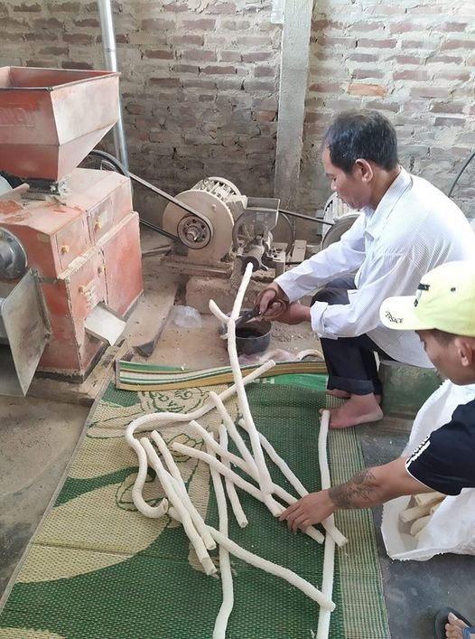 Ngày xưa khi còn rất ít đồ ăn vặt, thì những ống nổ như thế này là món đồ khoái khẩu của trẻ con.