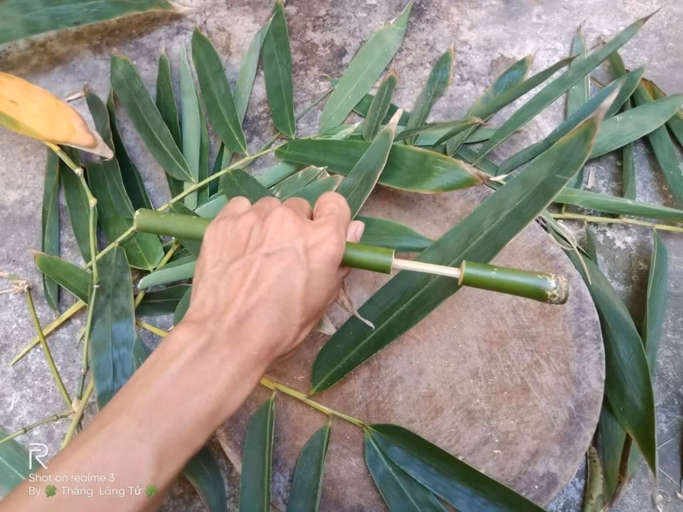 Chiếc súng làm từ ống tre mà trưa nào trẻ con cũng trốn bố mẹ để đi chơi.