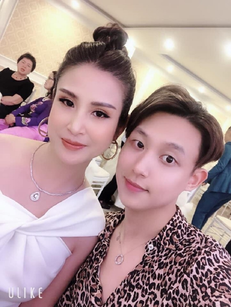 "Mẹ mình năm nay 43 tuổi", nhìn thế này có ai tin được không? Trông mẹ như mới vừa ngoài 20 thế này không đưa căn cước công dân ra thì ai tin nổi?