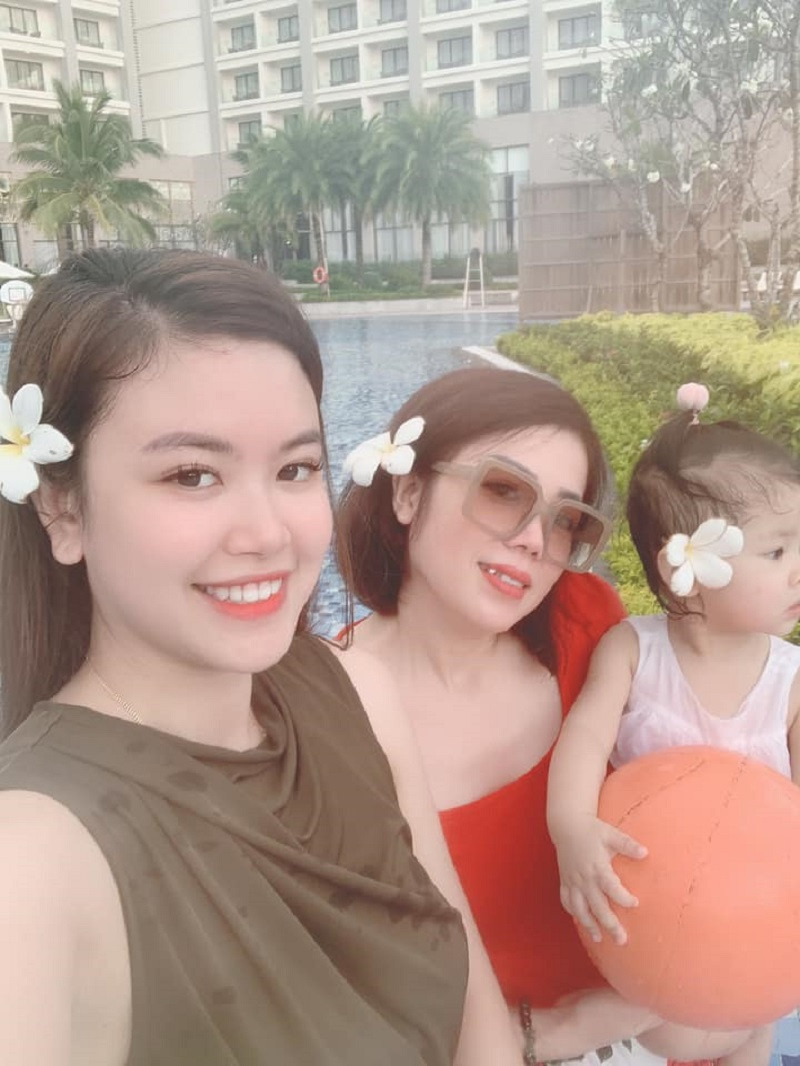 Dù đã gần 50 tuổi nhưng bà (áo đỏ) khi ôm cháu đi chơi vẫn khiến nhiều người nhầm tưởng rằng đây là hai mẹ con.