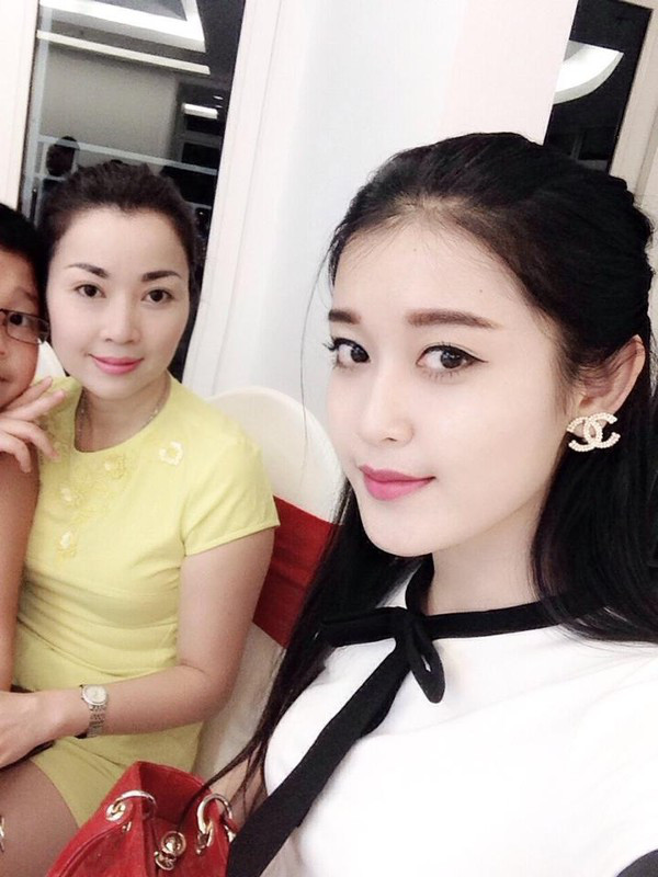 Mẹ của Á hậu Huyền My cũng nhiều lần được ca ngợi bởi có nhan sắc trẻ trung.