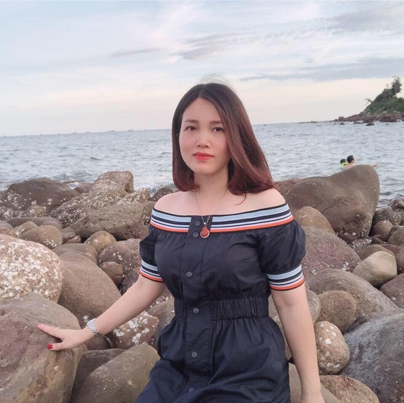 Bà mẹ 42 tuổi này không chỉ có ngoại hình trẻ mà còn ăn mặc trẻ trung không kém gì thiếu nữ hiện đại.