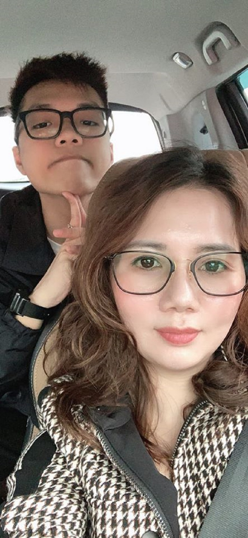 Bên dưới phần bình luận, nhiều dân mạng cũng nhao nhao khoe mẹ trẻ xinh đẹp. Nhìn bà mẹ này ai nghĩ là năm nay đã 45 tuổi và có một cậu con trai lớn tướng.