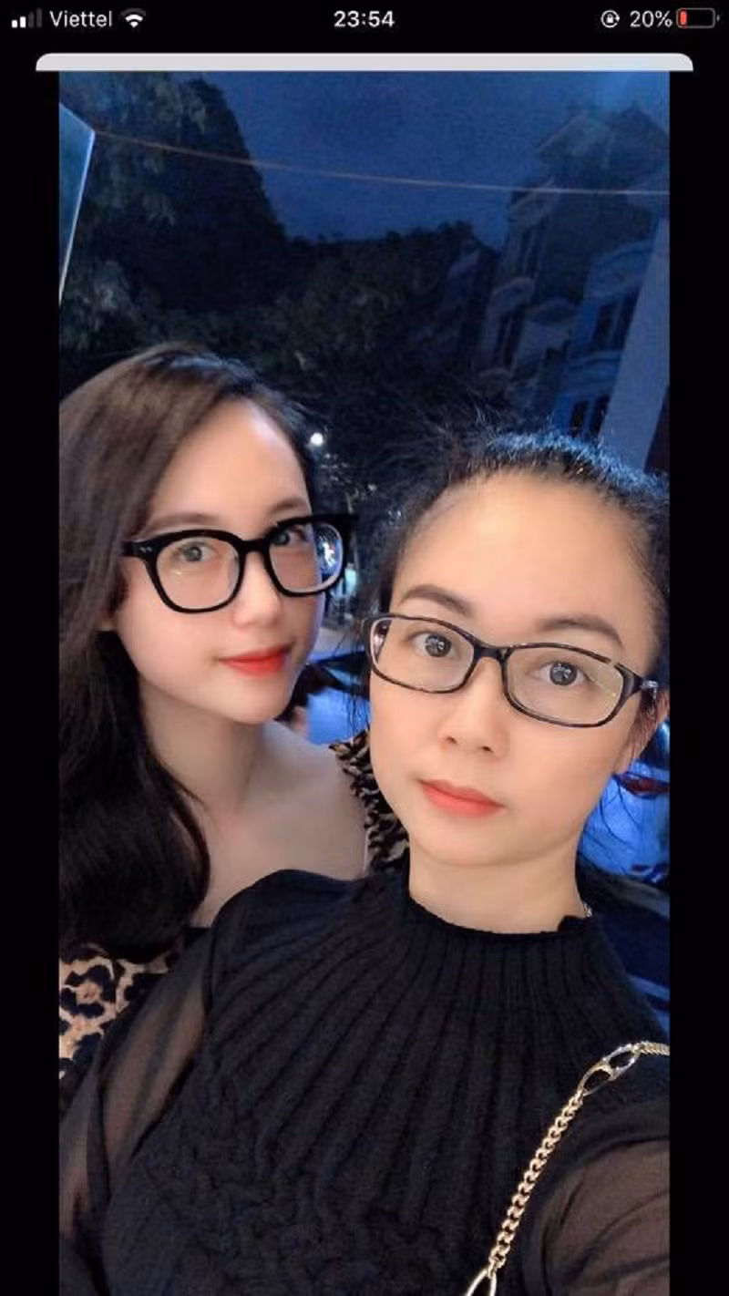Nhìn bức hình của chủ nhân bài đăng và mẹ, l quả thật đều trẻ đẹp và xinh giống hệt nhau. Thế này bảo sao mà ra đường cứ bị mọi người nhầm lẫn là hai chị em.