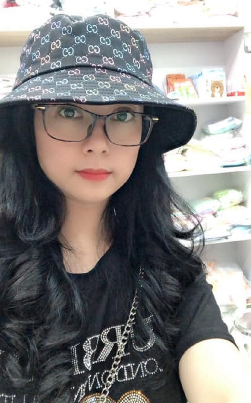 Mẹ của cô nàng không chỉ sở hữu nhan sắc trẻ trung mà còn gu thời trang vô cùng teen. Thậm chí người mẹ trẻ hơn con gái này còn không ngần ngại diện chiếc mũ đang hot trend, "tự sướng" mọi lúc mọi nơi. Đúng là trẻ hay không phụ thuộc phần lớn vào cách nghĩ.