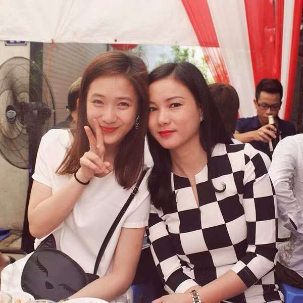 Mẹ của các hot girl đình đám Việt Nam cũng nhiều lần khiến dân mạng bất ngờ vì trông cực sành điệu, trẻ trung. Mẹ vợ Justa Tee sở hữu nhan sắc mặn mà, khi chụp hình cùng con gái như chỉ hơn vài tuổi.