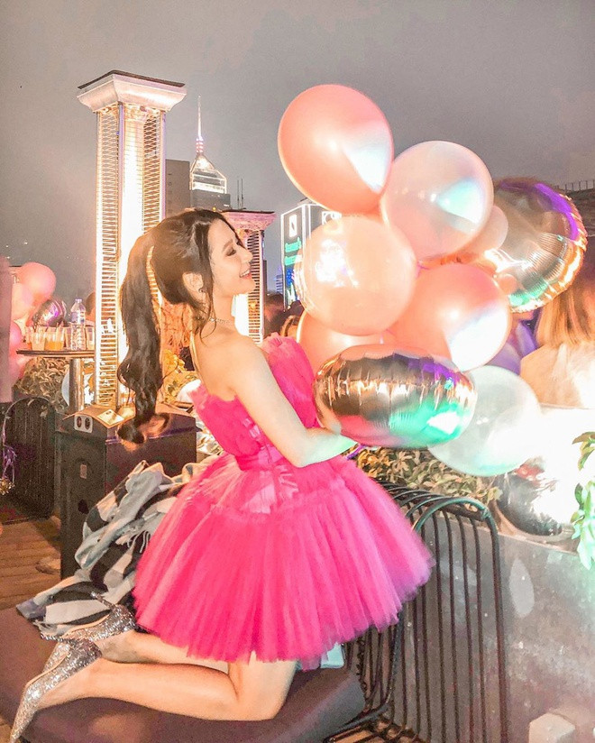 Theo truyền thông xứ Cảng Thơm, Jocelyn là người thừa kế gia sản nhà họ Choi. Cô được cho có khối tài sản trị giá 4 tỷ đôla Hong Kong. Nhờ xuất thân trâm anh thế phiệt, 9X nhận được nhiều sự chú ý.