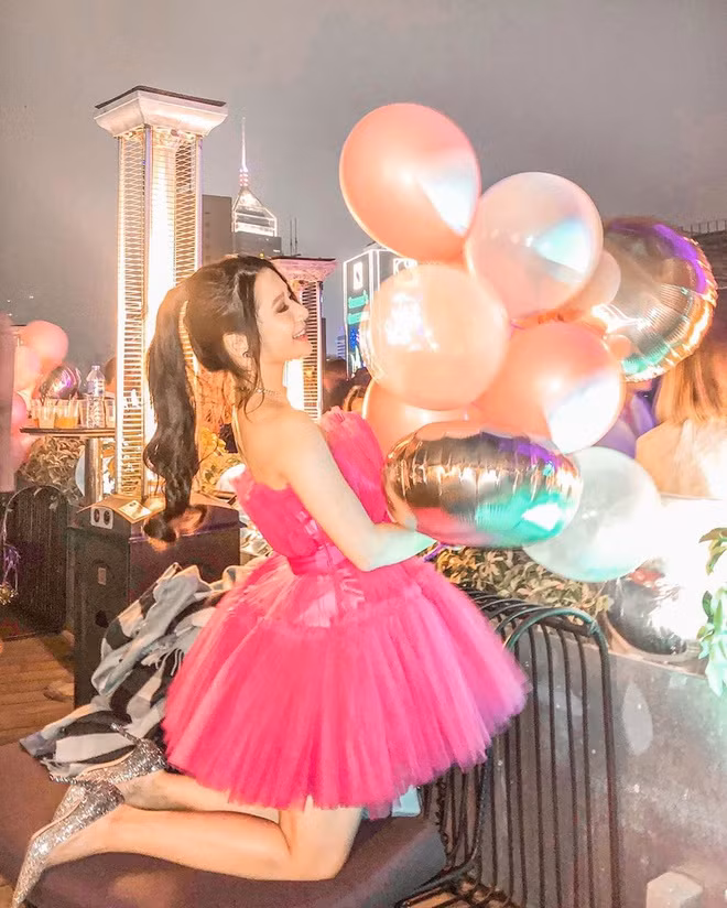 Theo truyền thông xứ Cảng Thơm, Jocelyn là người thừa kế gia sản nhà họ Choi. Cô được cho có khối tài sản trị giá 4 tỷ đôla Hong Kong. Nhờ xuất thân trâm anh thế phiệt, 9X nhận được nhiều sự chú ý.