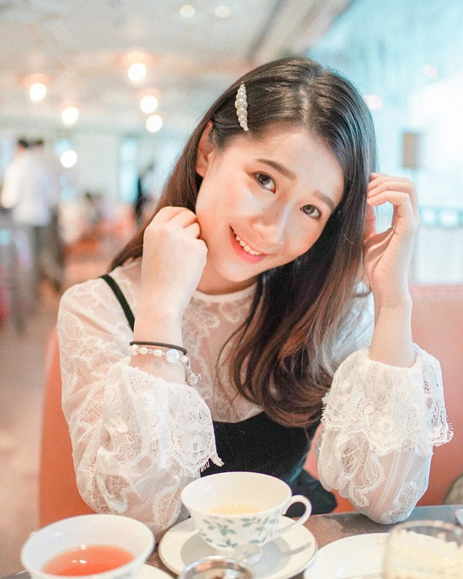 Tiểu thư nhà họ Choi tốt nghiệp chuyên ngành Tiếng Anh của Đại học Trung văn Hương Cảng. Ngoài ra, cô cũng có khả năng giao tiếp bằng tiếng Pháp.