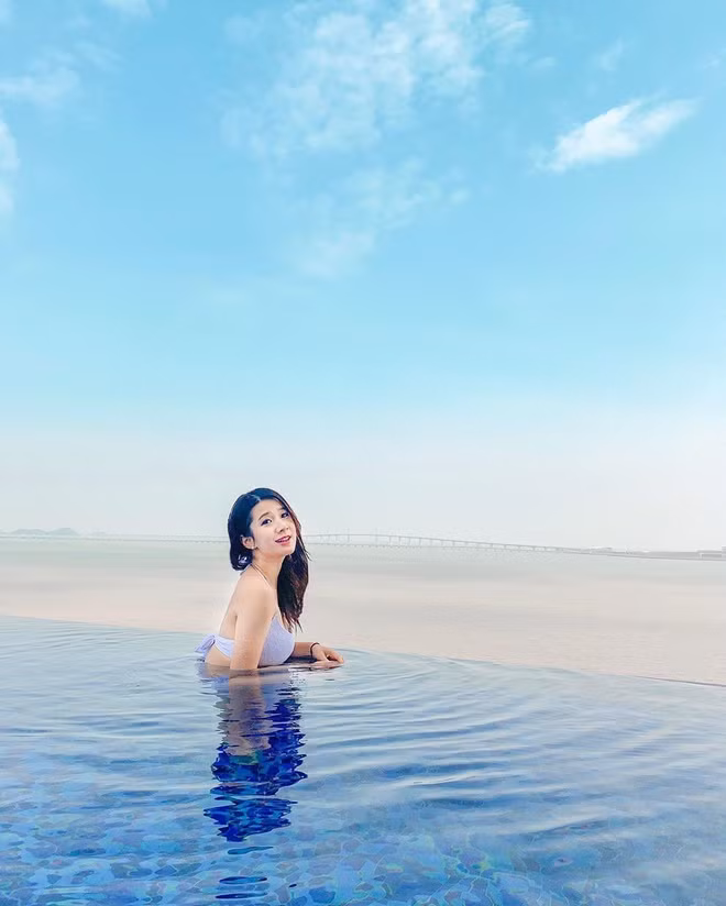 Trên trang cá nhân, Jocelyn Choi thường xuyên khoe ảnh đi du lịch đến nhiều quốc gia trên thế giới, từ châu Á, châu Âu tới châu Mỹ. Năm ngoái, cô có chuyến tham quan Vịnh Hạ Long (Việt Nam).