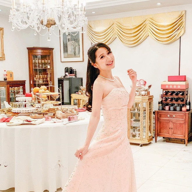 Jocelyn Choi tự mô tả mình là diễn viên tự do. Tuy nhiên, sự nghiệp diễn xuất của cô gần như chưa có gì nổi bật. Năm ngoái, Jocelyn đảm nhận vai diễn đầu tiên trong phim điện ảnh A Home With A View sản xuất tại Hong Kong, với sự tham gia của các tài tử nổi tiếng Ngô Trấn Vũ, Cổ Thiên Lạc và Trương Đạt Minh. Để kỷ niệm vai diễn điện ảnh đầu tiên của con gái cưng, ông Jonathan Choi đã tổ chức 1 bữa tiệc công chiếu với nhiều khách mời nổi tiếng.